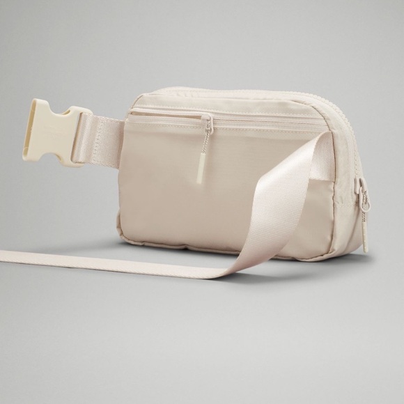 Lululemon Everywhere Belt Bag White Opal - Picture 4 of 8